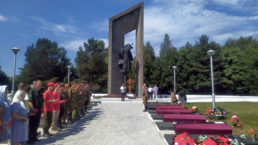 Отпевание и погребение воинов на Мемориале в Карманово