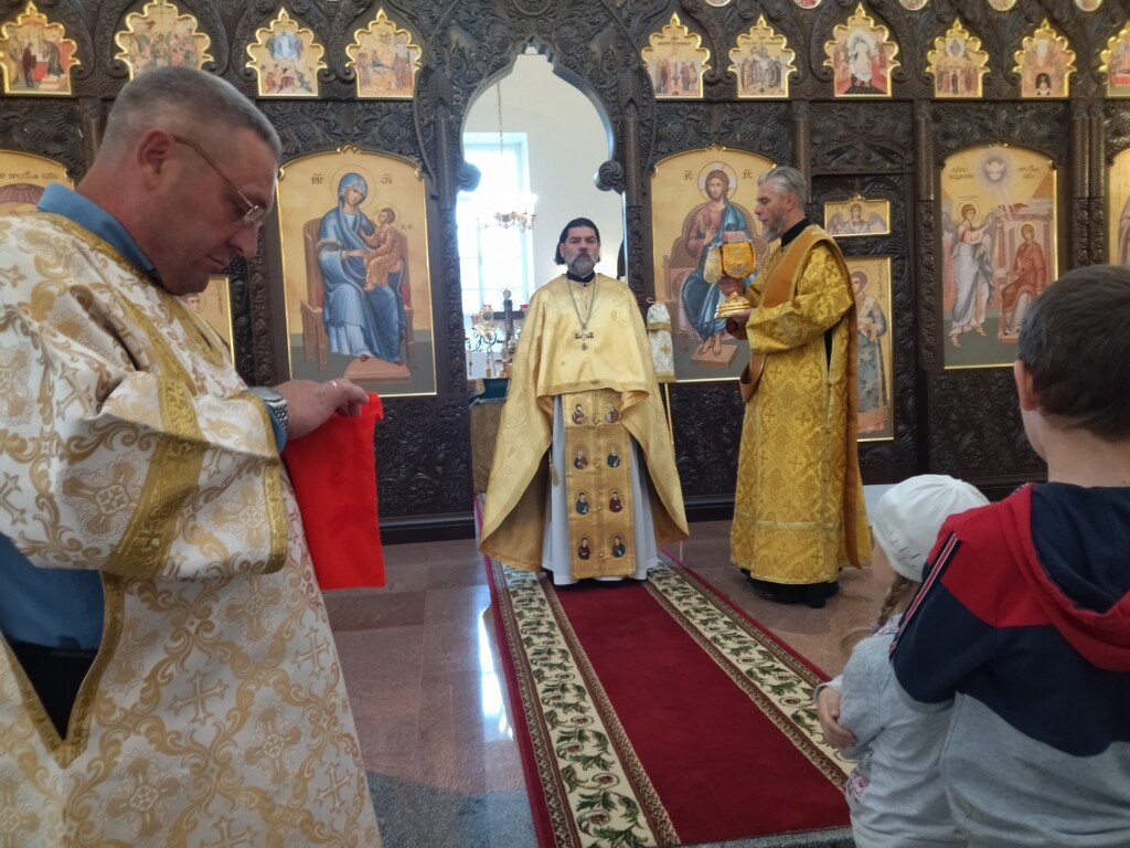День память всех святых, в земле Русской просиявших