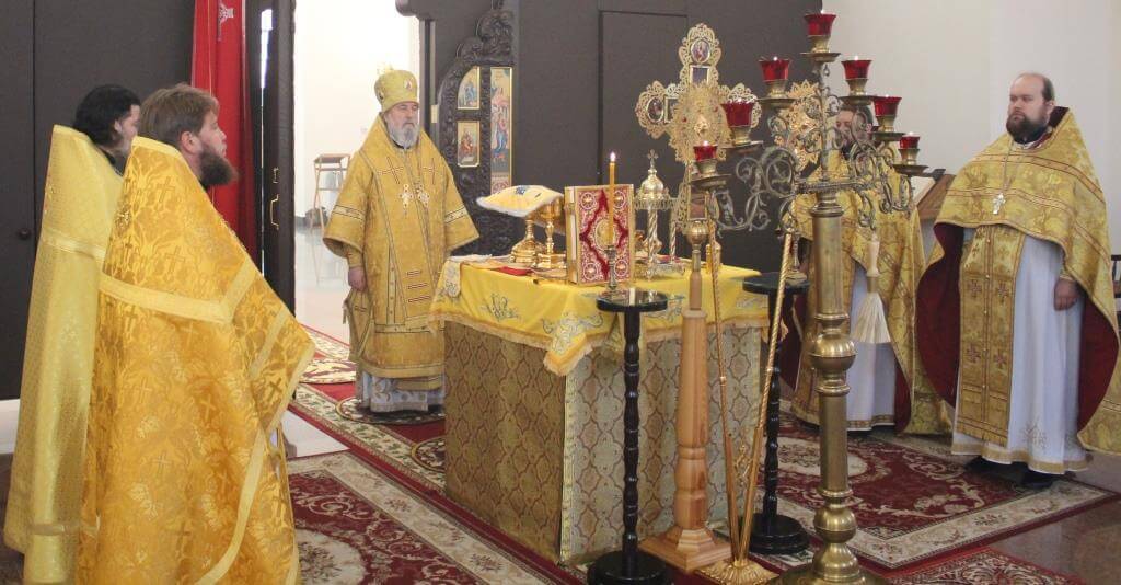 В день памяти Апостола и Евангелиста Иоа́нна Богослова, Преосвященнейший Сергий, епископ Вяземский и Гагаринский совершил Божественную литургию в Благовещенском соборе г. Гагарин
