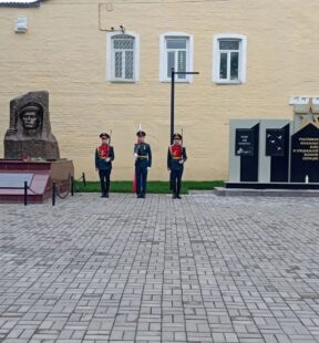 Освящение памятника , установленного в честь воинов , погибших в локальных войнах и в ходе специальной военной операции