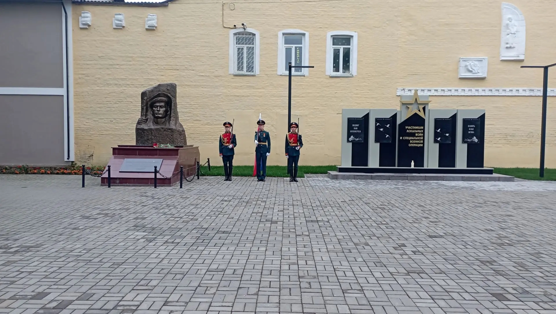 Освящение памятника , установленного в честь воинов , погибших в локальных войнах и в ходе специальной военной операции