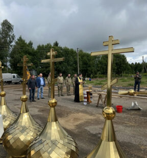 Освящение куполов и крестов строящегося храма в Самуйлово